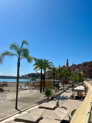 Vue sur la Méditerranée depuis la terrasse de Lyõde à Menton